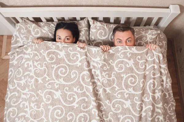Giovane coppia nel letto — Foto Stock