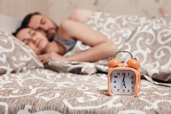 Мужчина и женщина спят в постели — стоковое фото