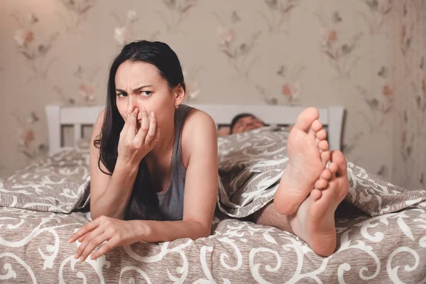 Manželka uzavření nosu beacause zápach z nohou — Stock fotografie