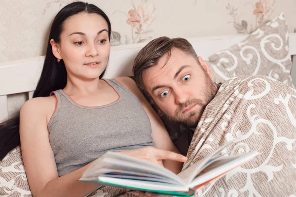 Mujer joven y hombre con libro —  Fotos de Stock