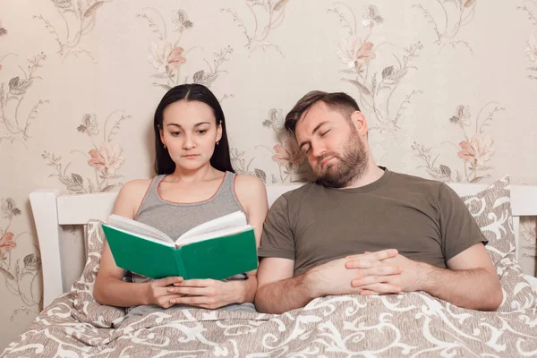 Mujer joven y hombre con libro —  Fotos de Stock