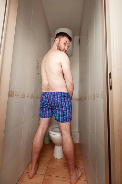 Κατούρημα ο άνθρωπος στην τουαλέτα — Φωτογραφία Αρχείου