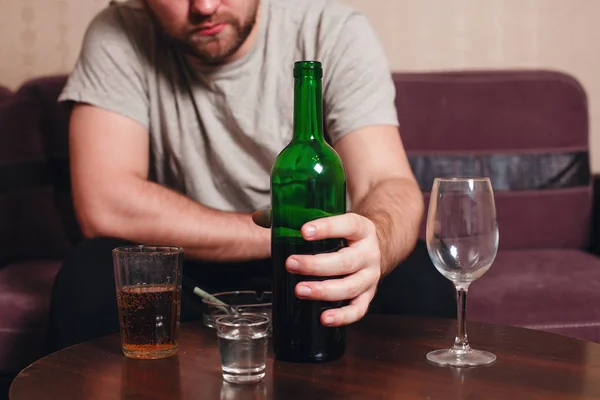 Alkohol rabja ember — Stock Fotó