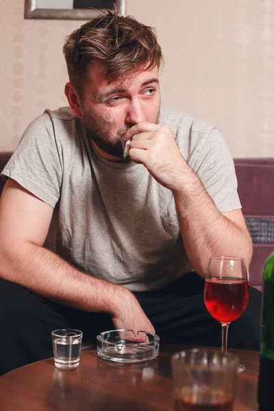 Adicto al alcohol hombre — Foto de Stock