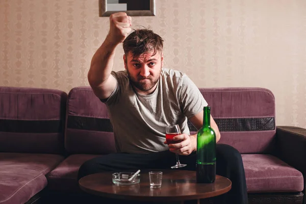 Homem bêbado irritado na depressão — Fotografia de Stock