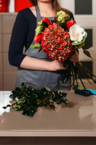 Female florist working with flowers — Stock Photo, Image