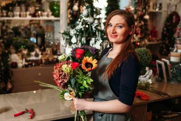 Female florist working with flowers — Stock Photo, Image