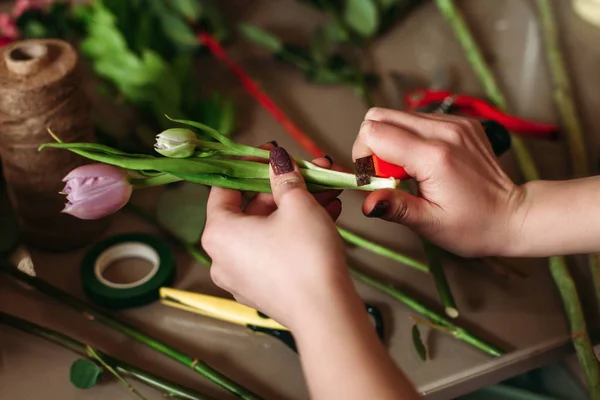 Женщина-флористка, работающая с цветами — стоковое фото