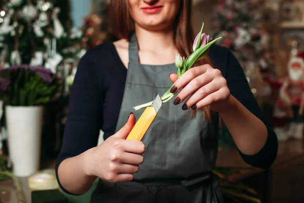 Female florist cutting flower stalk — Stock Photo, Image