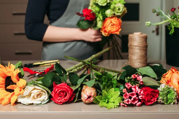 Floristería femenina trabajando con flores —  Fotos de Stock