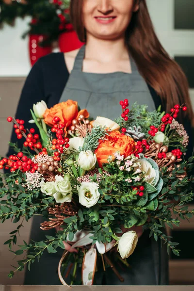 Florista femenina celebración de ramo de colores —  Fotos de Stock