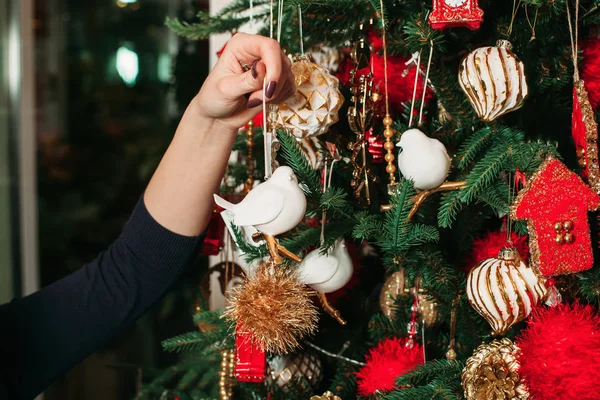 Mulher que decora árvore de Natal — Fotografia de Stock