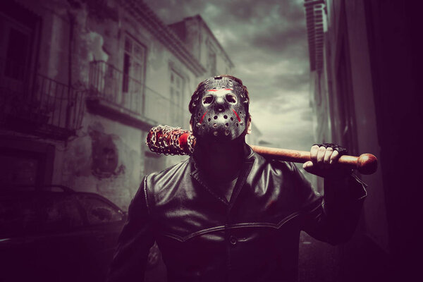 Психо в металлической маске с битой
