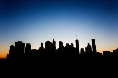 Manhattan'ın gökdelenlerin karanlık siluetleri 
