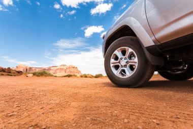 Kırmızı kayalar boyunca yolda araba 