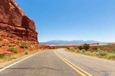 yol boyunca kırmızı kayalar