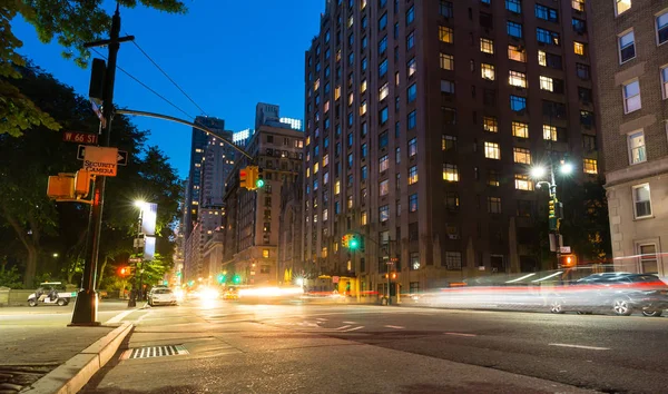 Arquitectura de la ciudad de Nueva York por la noche — Foto de Stock