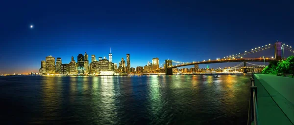 Osvětlené Brooklynský most a nábřeží Manhattan — Stock fotografie