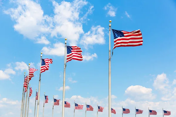 Κυκλική γραμμή του κουνώντας αμερικανικές σημαίες — Φωτογραφία Αρχείου