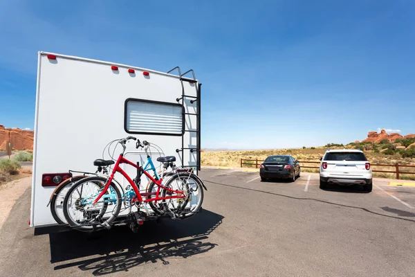 Camping-car avec des vélos sur route asphaltée — Photo