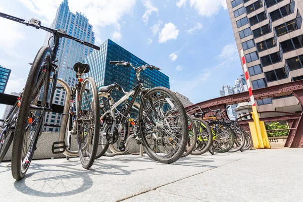 Cidade bicicleta alugar estacionamento — Fotografia de Stock