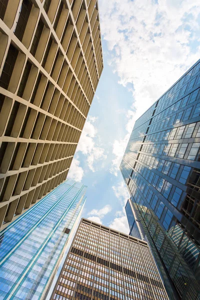 Felhőkarcolók ellen, blue sky — Stock Fotó