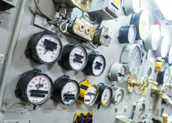 Militaire schip controlepaneel met meters — Stockfoto