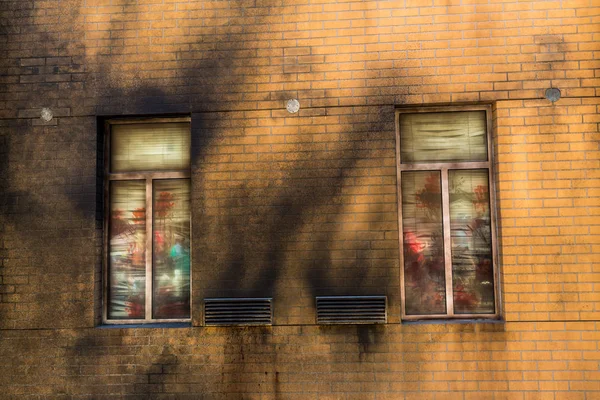 Mur z cegły z windows i śladów spalonego — Zdjęcie stockowe