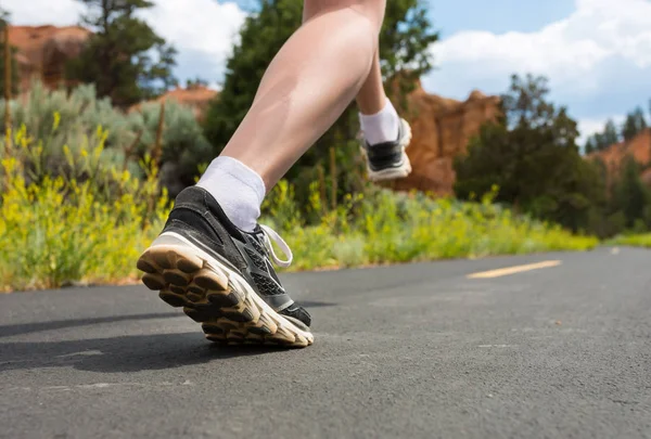 Nogi Runner na asfalt — Zdjęcie stockowe