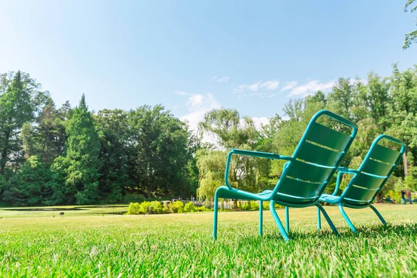 Empty chairs in summer park — Stock Photo, Image