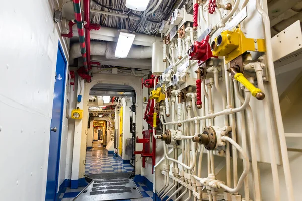 Pijpleidingsysteem op vliegdekschip — Stockfoto