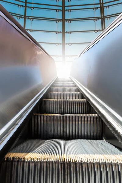 Moderne Rolltreppe aus Metall — Stockfoto