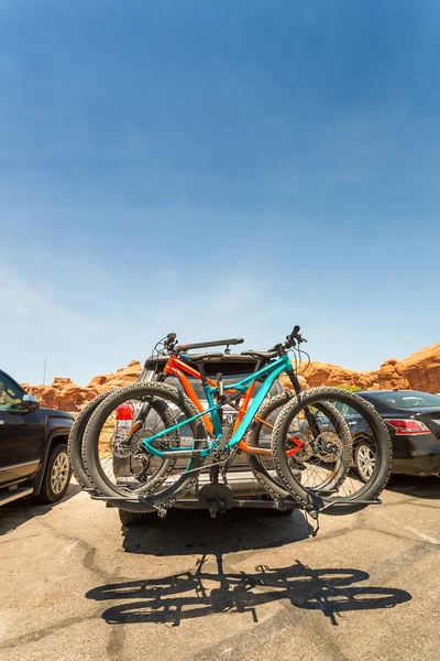 Car with bikes on asphalt road — Stock Photo, Image