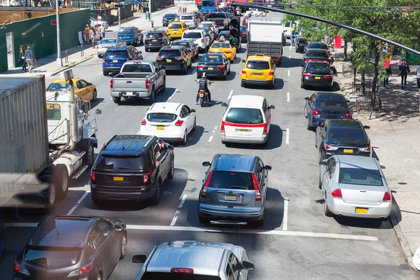 Economisch autoverhuur in verkeersopstopping — Stockfoto