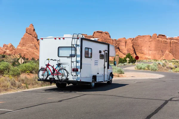 Camper met fietsen op asfaltweg — Stockfoto