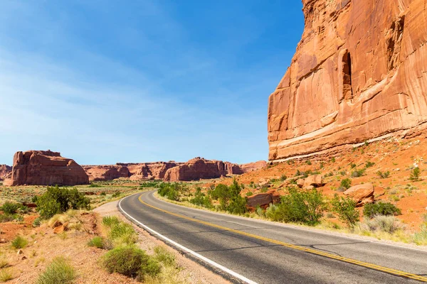 Strada lungo montagne rocciose rosse — Foto Stock