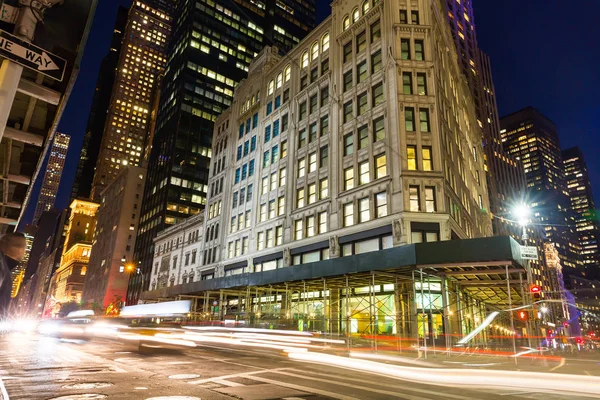 Arquitectura de la ciudad de Nueva York por la noche — Foto de Stock