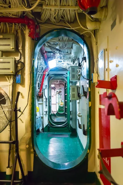 Buizen en draden op vliegdekschip — Stockfoto