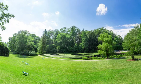 Yaz Park boş sandalyeler. — Stok fotoğraf