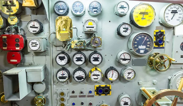 Painel de controle de navio militar com medidores — Fotografia de Stock