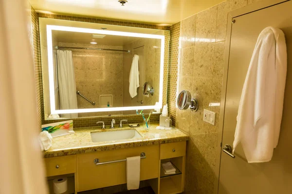 Розкішний інтер'єр ванної кімнати готелю — стокове фото