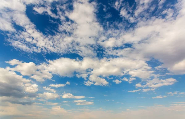 Schöne Wolkenlandschaft am blauen Himmel — Stockfoto