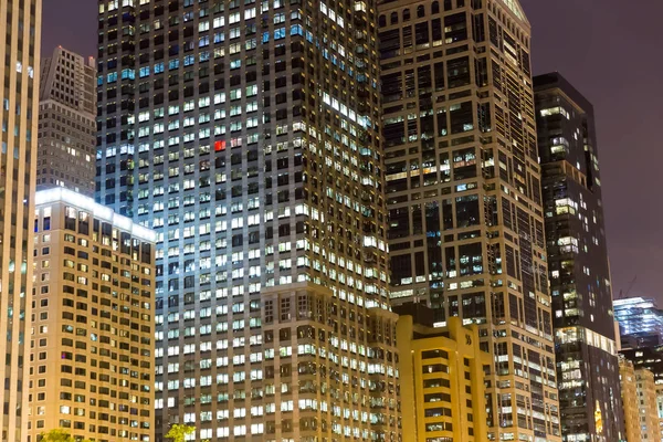 Vista nocturna de rascacielos — Foto de Stock