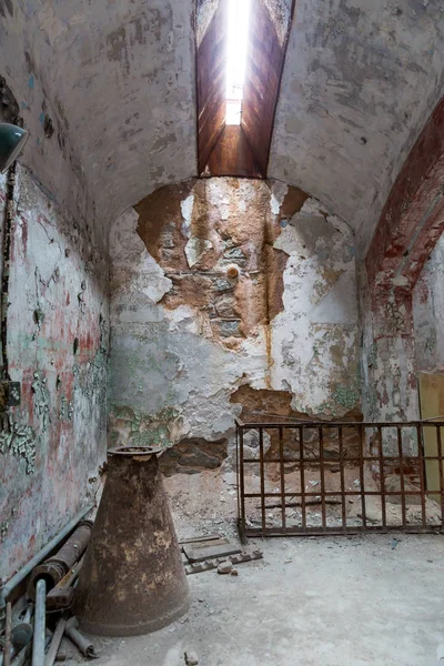 Старый интерьер тюрьмы — стоковое фото