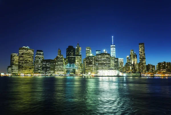 Небоскрёбы Манхэттена ночью — стоковое фото