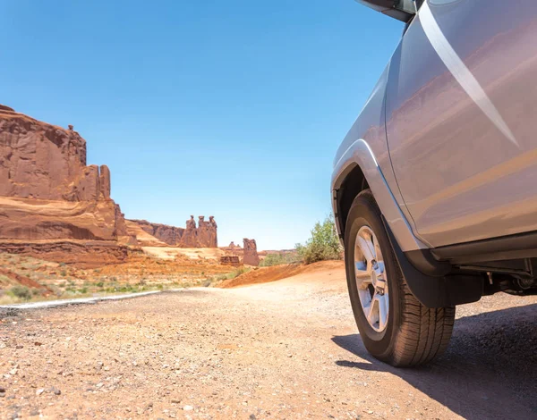 Coche en la carretera a lo largo de rocas rojas —  Fotos de Stock