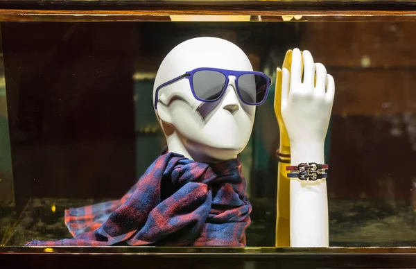 Schaufensterpuppenkopf mit Sonnenbrille und Schal — Stockfoto