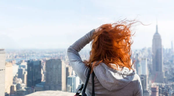 Woman looking at city through observation binoculars — Stock Photo, Image