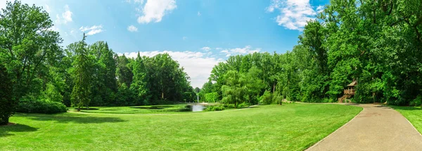 Sjön och trottoar i vår park — Stockfoto