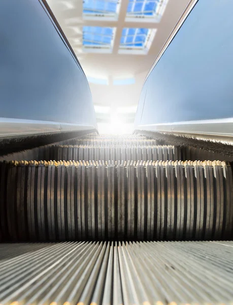 Moderne Rolltreppe aus Metall — Stockfoto